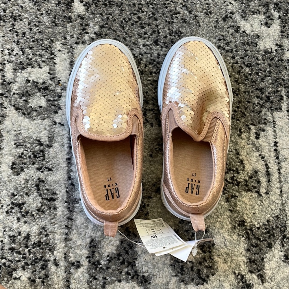 NWT Girls GAP Sneaker Size 11
